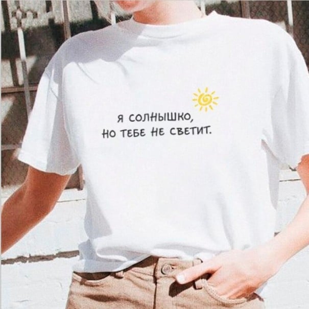 Vit t-shirt för kvinnor med kyrillisk skrift L