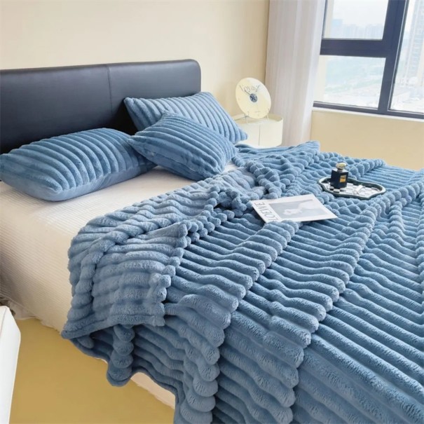 Färgglad fluffig filt med breda ränder 150 x 200 cm Multifunktionell filt Plädfilt Sovfilt blå