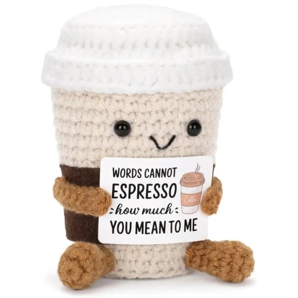 Poupée décorative en crochet tasse à café 7 x 7 x 6 cm Figurine textile tricotée à la main avec l'inscription Charmante décoration intérieure 1