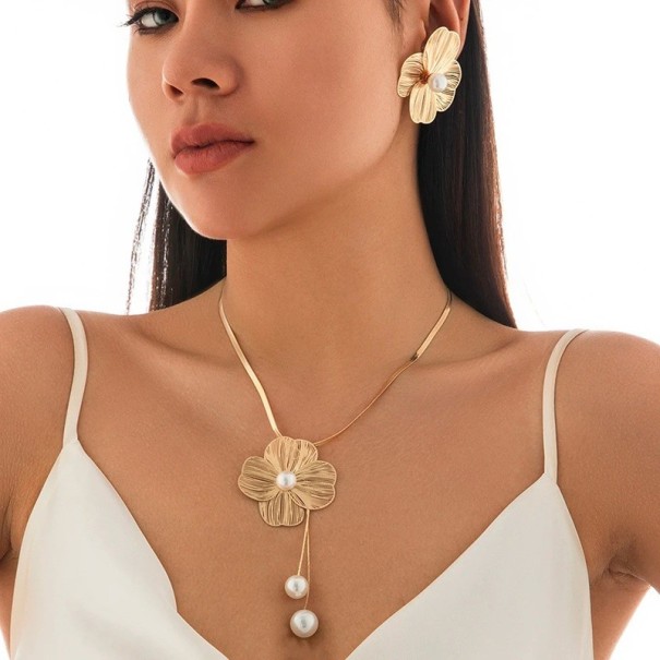 Dames choker set met oorbellen Bloem Pareldetails Verstelbare ketting 42,5 cm + oorbellen 5x5 cm Elegante sieraden voor elke gelegenheid goud