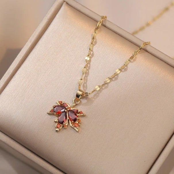 Collar choker dorado para mujer con colgante de hoja de arce y circonitas rojas de acero quirúrgico 1
