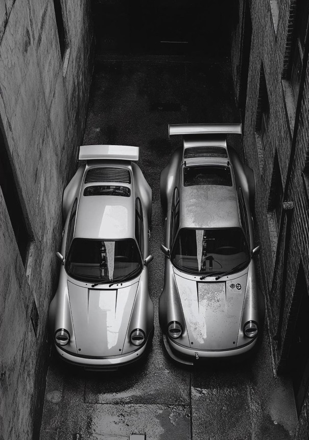 Dekorativ plakat 50 x 70 cm Svartvit bild på duk Två Porsche 911 bredvid varandra Lyxig bilmotiv Stilig väggdekoration Utan ram 1