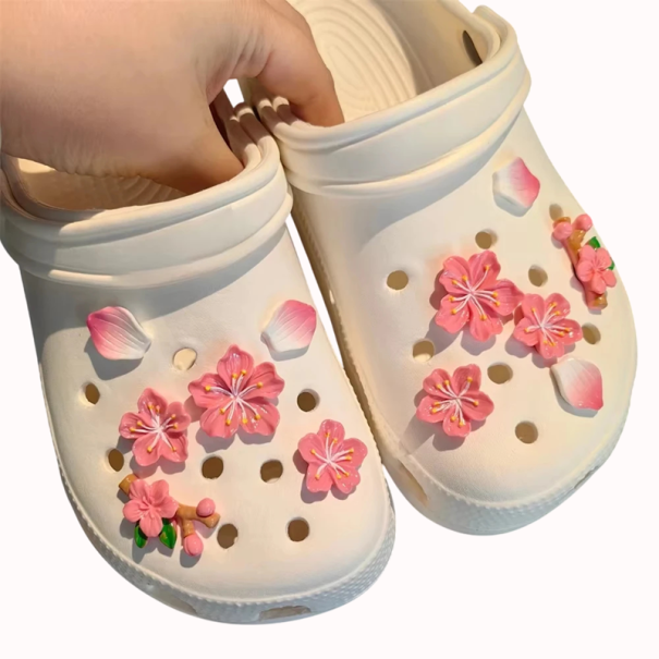 12 ks Dekorace na crocsy třešnové květy 2-3 cm PVC ozdoby do nazouváků 3D květinové doplňky do děrovaných bot jarní motiv červená