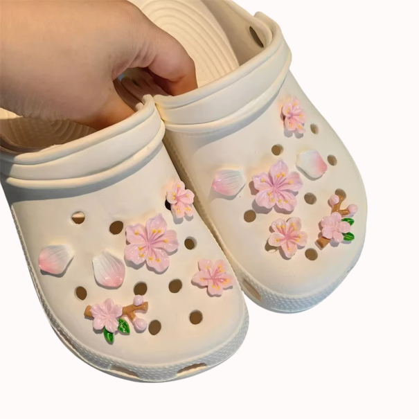 12 ks Dekorace na crocsy třešnové květy 2-3 cm PVC ozdoby do nazouváků 3D květinové doplňky do děrovaných bot jarní motiv růžová