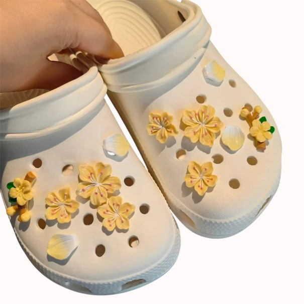 12 ks Dekorace na crocsy třešnové květy 2-3 cm PVC ozdoby do nazouváků 3D květinové doplňky do děrovaných bot jarní motiv žlutá