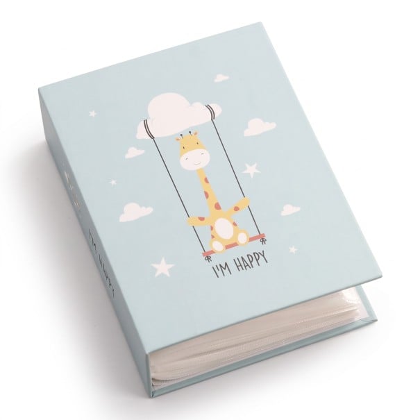 Detské fotoalbum na 100 fotiek s motívom žirafy Rozmer 16,5 x 12,5 x 5 cm Pevný PVC obal Svetlo modré Na fotky bábätka aj darček 1