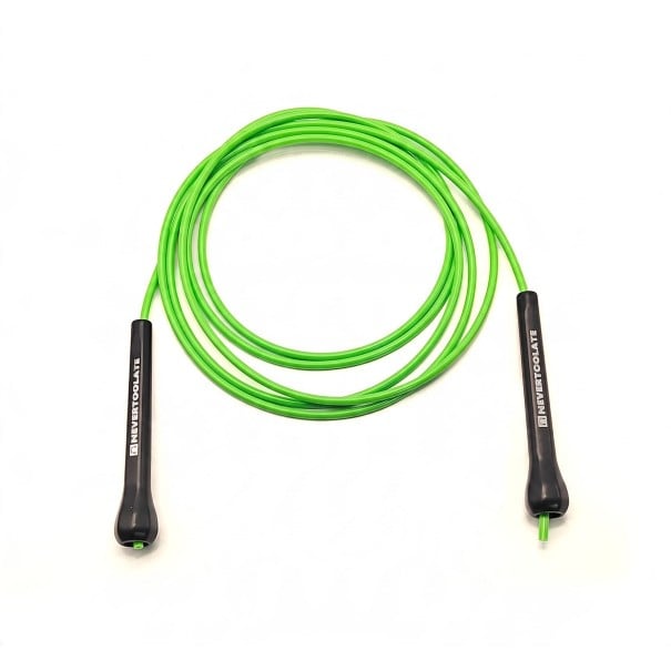 Švihadlo NEVERTOOLATE s tvrdým TPU lanem 5 mm Tvrdost 90A Délka 3,2 m Hmotnost 120 g Zelené lano a černé rukojeti Na speed skipping 1
