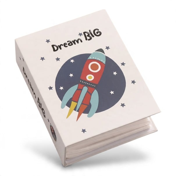 Fotoalbum na 100 fotografií 16,5 x 12,5 x 5 cm Priehľadné PVC obaly Biely obal s červenou raketou Vesmírny motív Detské album na fotky 1