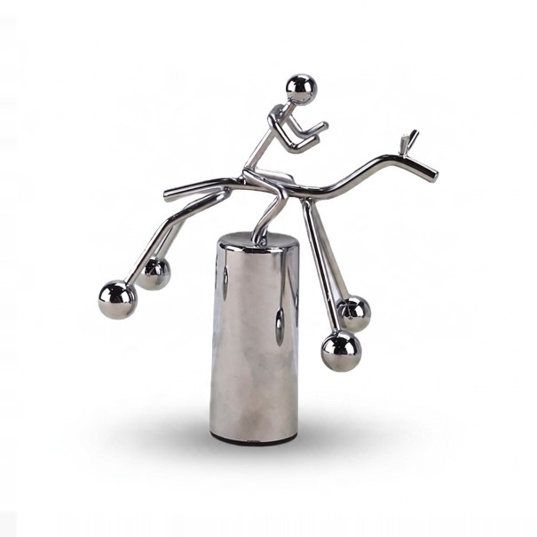 Balanserende figur med rytter og pendulbolde 9,5 x 11 cm Metal Sølv Kinetisk dekoration til skrivebordet i kontoret og hjemmet 1