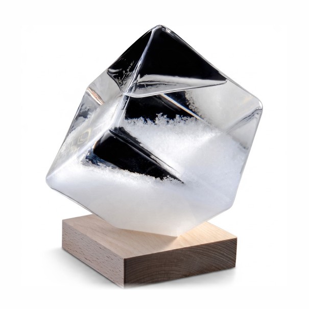 Bouřkové sklo Storm Glass ve tvaru kostky 6 cm Barometr z ručně foukaného skla na bukovém podstavci Dekorace na stůl průhledná