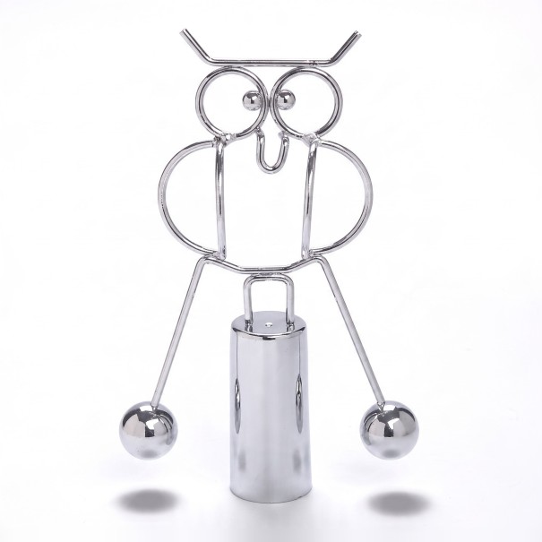 Balanziereule mit Pendelkugeln 10 x 15,5 cm Metallische silberne kinetische Dekoration für den Schreibtisch im Büro und im Kinderzimmer 1