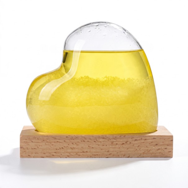 Bouřkové sklo Storm Glass ve tvaru srdce 12 x 12 cm Skleněný barometr s krystaly na dřevěném podstavci Dekorace na stůl žlutá