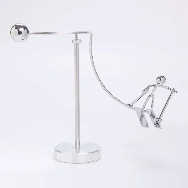 Balanziertes Pendel mit Skifahrer und Metallkugel 18,5 x 13 cm Silberne kinetische Dekoration für den Schreibtisch im Büro und Wohnzimmer 1