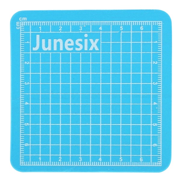 Liten skärmatta 8 x 8 cm av PVC med en tjocklek på 3 mm och dubbelsidig centimetergrids för att skära papper och washi-tejp blå