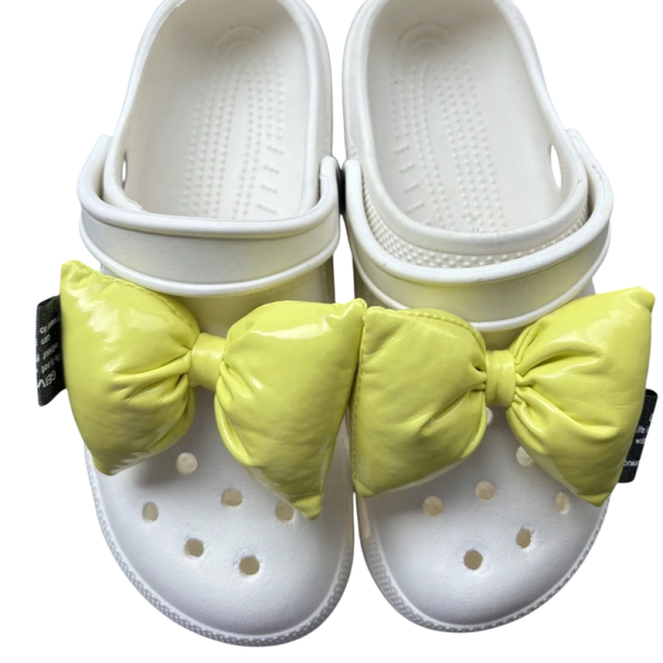 2 ks dekorace na crocsy mašličky lesklé PU kůže ozdoby na boty crocs doplněk pro personalizaci nazouvací obuvi žlutá