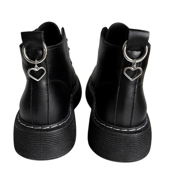 2 ks přívěsek na boty malé srdce 17×19 mm kov stříbrná barva dekorace na tkaničky stylový doplněk pro šněrovací boty 1