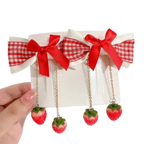 2 unidades de ganchos de cabelo laço duplo branco e xadrez vermelho com pendentes de morango ganchos de cabelo infantis adoráveis acessórios de cabelo 1