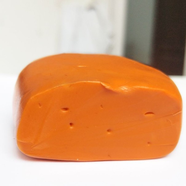 Formbar rengöringsmassa i kubform Fångar upp damm och små smutspartiklar från ytor Orange färg Vikt 100 g Mått 8,5 x 6 x 2 cm 1