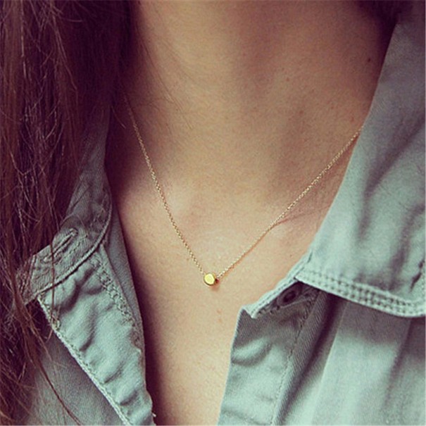 Kvinnors delikat halsband guld