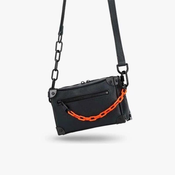 Dams crossbody väska i form av en resväska Svart PU-läder med kornig yta Metallhörn Framficka med dragkedja Orange kedja 19 x 12 x 8 cm 1