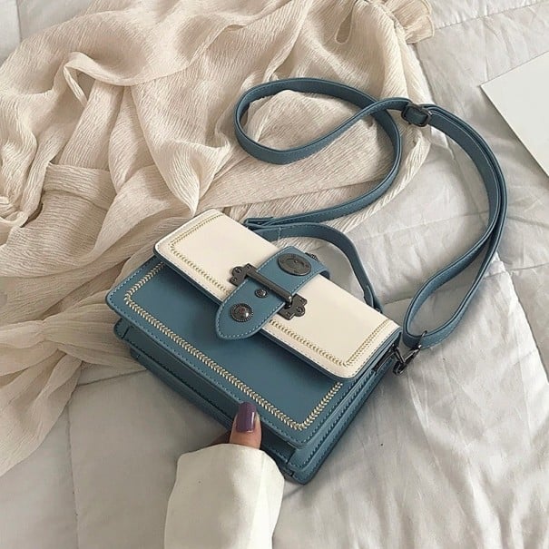 Dams crossbody väska med klaff och metallspänne Dekorativ sömnad Kort handtag och lång rem PU läder och polyester 20 x 14 x 10 cm blå