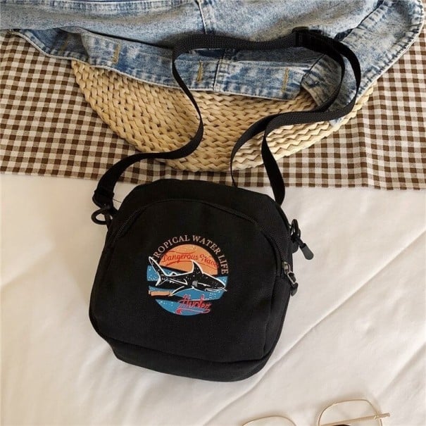 Dams crossbody-väska i tyg och bomull med hajtryck Stängning med dragkedja Rem med karbinhakar Mått 15 x 16 cm För mobil och glasögon svart