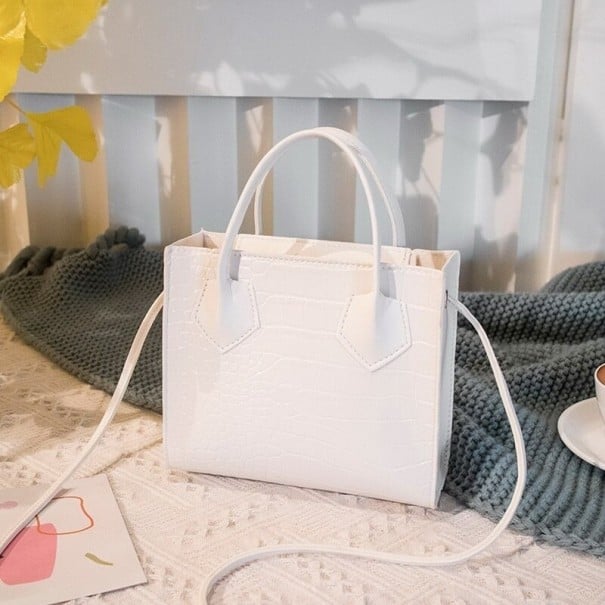 Dams crossbody väska med krokodilsmönster Hörnformad väska med två handtag och lång rem För hand och över axeln PU läder och polyester vit