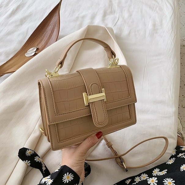 Liten dam crossbody väska med flik och handtag Krokodilmönster Guldmetallspänne Tunn axelrem PU-läder 19 x 13,5 x 6,5 cm khaki