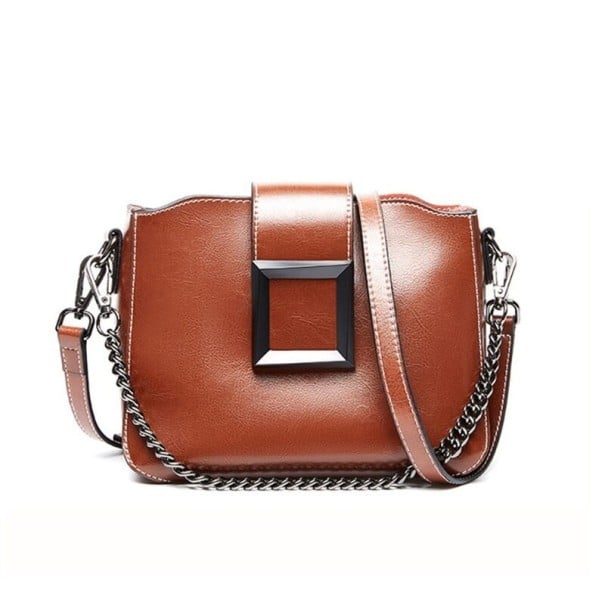 Dams crossbody väska med kedja och lång rem Kvadratisk metalldekoration Dragkedjestängning Inre fickor Äkta läder 22 x 16 x 11 cm brun