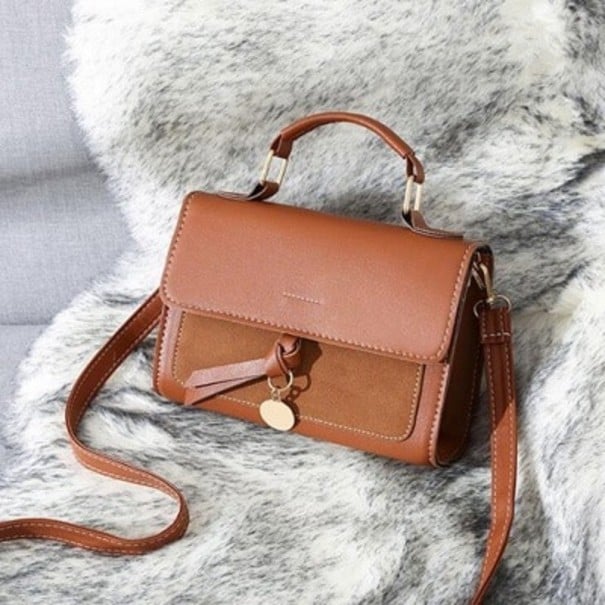 Dams crossbody-väska med klapp för hand eller över axeln Dekorativ knut med metallberlock Lång rem PU-läder 20 x 7,5 x 14,5 cm brun