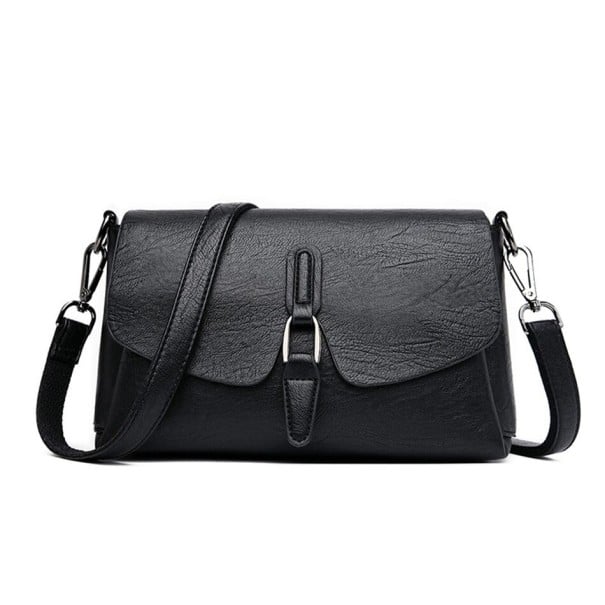 Dam crossbody handväska med klaff och dekorativt band med metallring Ficka med dragkedja på baksidan Äkta läder Mått 24 x 16 x 10 cm svart