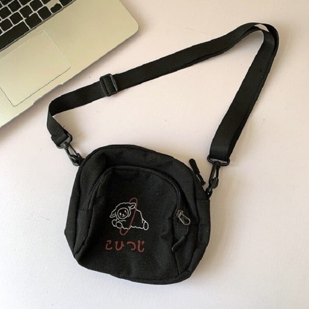 Dams liten crossbody-väska av kanvas med fårmotiv Framficka med dragkedja Svart justerbar rem med karbinhakar 15 x 16 cm svart