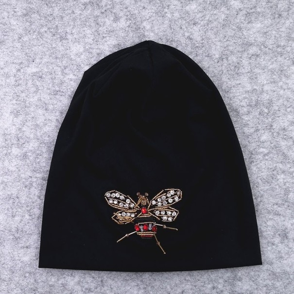 Damernas tunn beanie-mössa med en dekorativ bi broderad av pärlor och glittrande stenar Material polyester och bomull Universell storlek svart