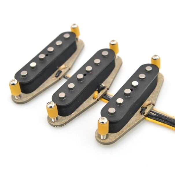 3 kpl Stratocasterin single coil -mikrofoneja, 52 mm, messinki- ja ruostumattomasta teräksestä valmistetuilla putkilla ja 6 ruuvilla. Sähkökitaran 1