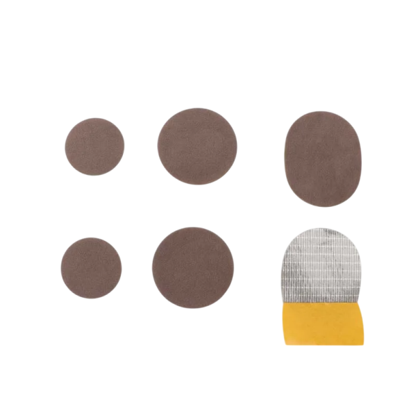 3 paria itseliimautuvia mikrokuituisesta nahasta valmistettuja kengänkorjauslappuja 3x3 cm, 4x4 cm, 4x5 cm. Mustat paikat halkeamille ja vaurioituneille kengän pinnoille. ruskea