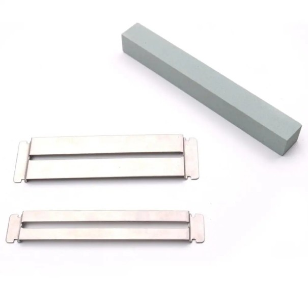 3 pcs Juego de mantenimiento del diapasón de guitarra 2 placas protectoras de metal + piedra de afilar Herramienta para afilar y pulir trastes 1