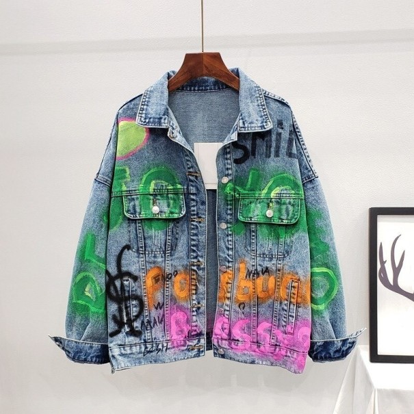 Damjeansjacka med färgglada graffiti-motiv Ljusblå bomullsdenim Löst snitt med sänkta axlar Bröstfickor med lock 1