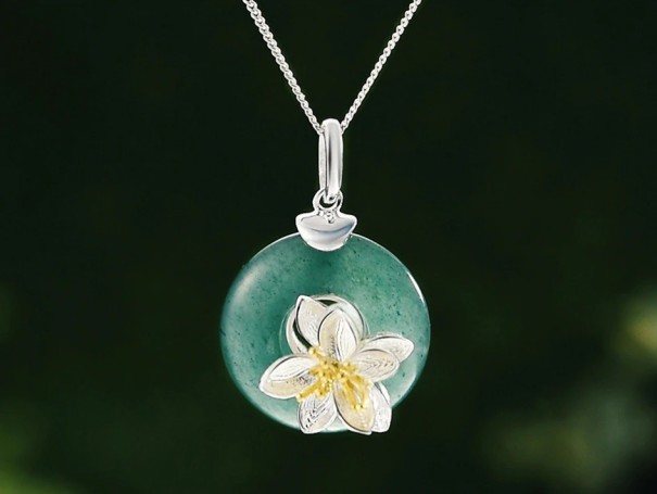 Srebrny wisiorek damski na łańcuchu Lotus zielony