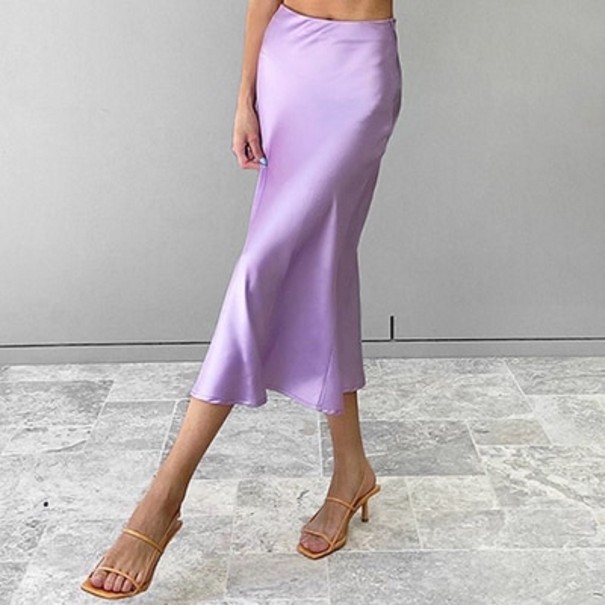 Damernas midiklänning med satinliknande glans Flödande snitt med något utvidgad fåll Siden med polyester och spandex Elegant utseende ljuslila S