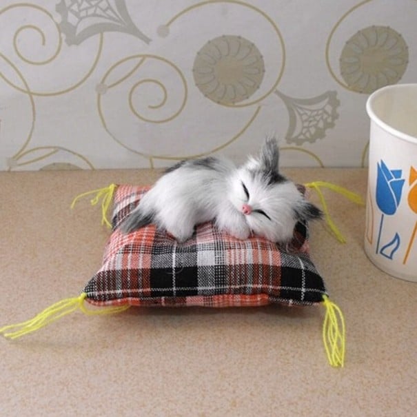Coussin décoratif avec un chat gris