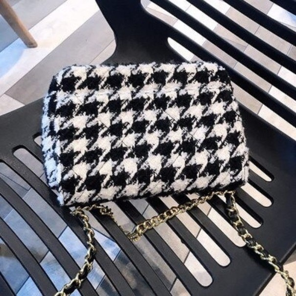 Damsk liten väska med lock och mönster av hönsfot Svartvit crossbody väska över axeln på kedjestraps 20 x 16 x 9 cm 1
