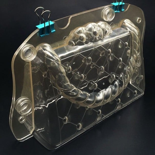 3D forma na čokoládu ve tvaru kabelky Dvoudílná průhledná forma s prošívaným vzorem a krouceným uchem Plast 16,5 x 10,5 x 7 cm 1