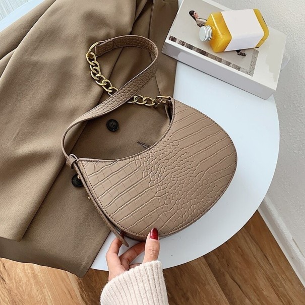 Damsväska över axeln i halvmåneform Reliefmönster av krokodilskinn Rem med gyllene kedja Bärs under armen 24 x 16 x 6,5 cm khaki