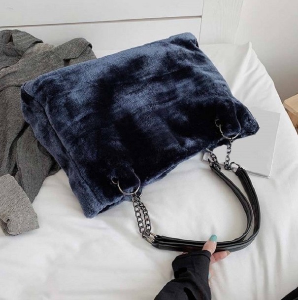 Damsk plyschhandväska med axelrem i konstpäls Mörka metallkedjor och svarta handtag Mjuk plyschyta med en subtil glans mörkblå