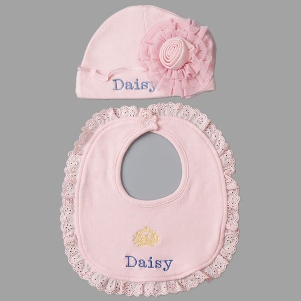 Conjunto de gorro y babero para niña 1
