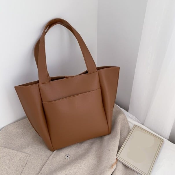 Stor damhandväska shopper över axeln i konstläder 43 x 31 x 13 cm Yttre framficka Breda handtag Matt yta Enkel design brun