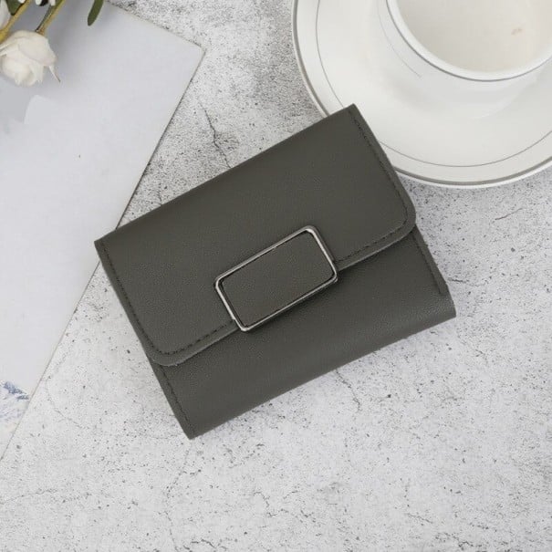 Dam liten plånbok i konstläder med lock Rektangulär dekorativ spänne i silver Kompakt mått 11,5 x 9,5 x 2,5 cm För väskan mörkgrå
