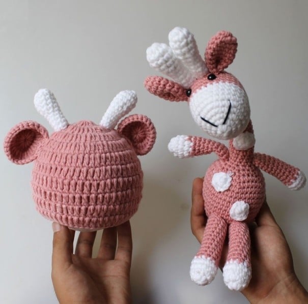 Conjunto bebe gorro y jirafa rosa