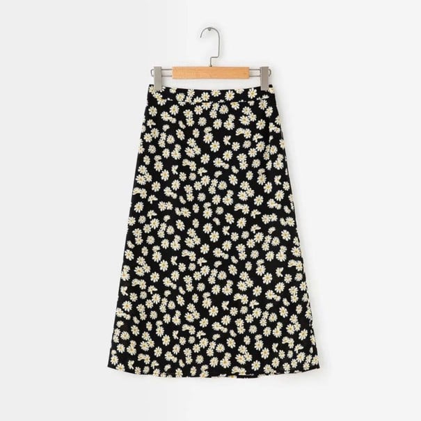 Dam midi kjol med blommönster Svart med vita blommor Något utsvängd A-linjeformad design Bomull och polyester Längd till mitten av vadbenen L