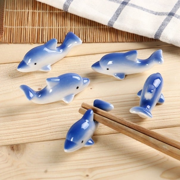 Soporte para palillos de porcelana con forma de delfín 1